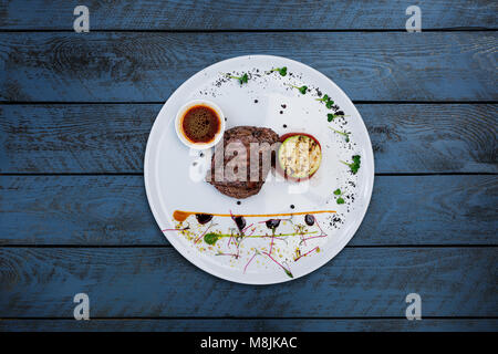 Steak Pfeffer aus Kalbfleisch mit gegrilltem Gemüse. Stockfoto