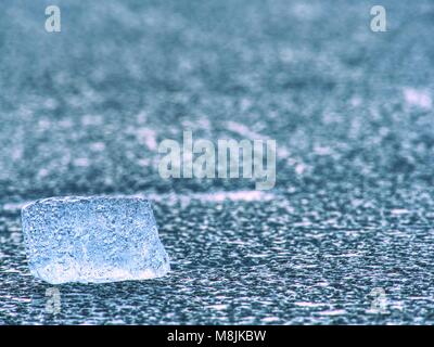 Blue Ice. Ice Shard und Risse im Eis Textur auf melring Gletscher. Eisige fragment schmilzt auf der Eisscholle. Was passiert, wenn alle Eis schmilzt? Stockfoto