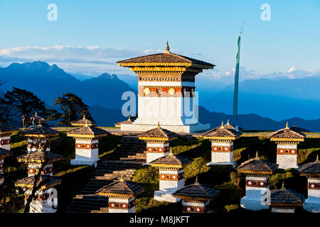 Sonnenuntergang am Dochula Pass mit Himalaya im Hintergrund - Bhutan Stockfoto