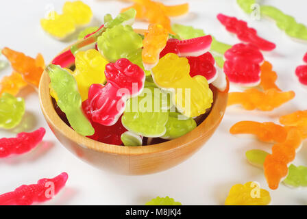 Schüssel mit bunten Gummibärchen Bonbons in der Form von Tieren Stockfoto