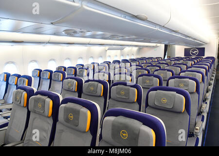 Zeigt, Sitze, Lufthansa, Airbus A380-800, Notausgang, Schlafen, Sitz, moderne, Economy Class, unter Deck, Raum, Beifahrer, Pax, Gang, Tisch, Stockfoto