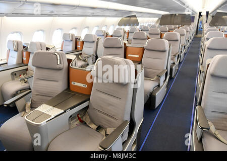 Zeigt, Sitze, Lufthansa, Airbus A380-800, Notausgang, Schlafen, Sitz, modern, Business Class, Oberdeck, Raum, Beifahrer, Pax, Gang, Tisch, Stockfoto