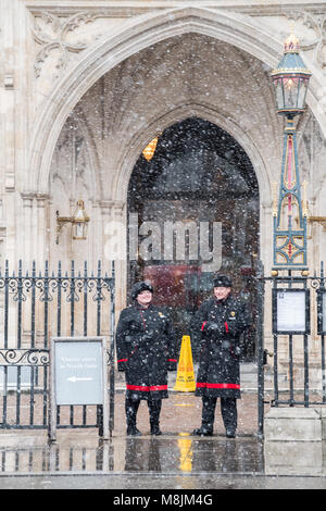 Eine unseasonable St. Patrick's Day am Morgen des 17. März 2018 Wenn ein Schneesturm in Westminster, London, England. Stockfoto