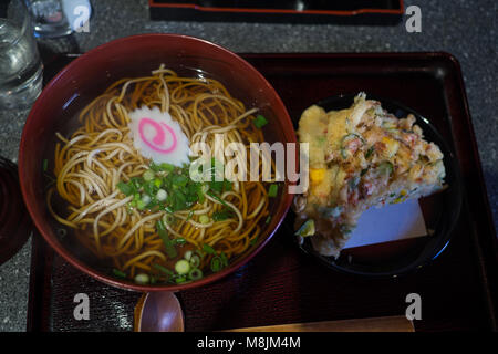 Soba Nudeln mit frittiertes Gemüse Pattie Stockfoto