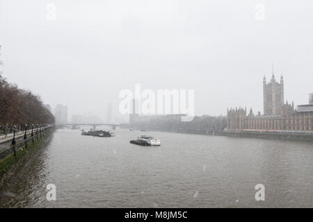 Eine unseasonable St. Patrick's Day am Morgen des 17. März 2018 Wenn ein Schneesturm in Westminster, London, England. Stockfoto