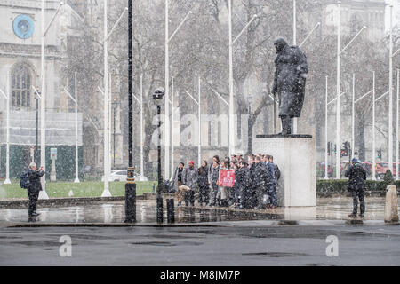 Eine unseasonable St. Patrick's Day am Morgen des 17. März 2018 Wenn ein Schneesturm in Westminster, London, England. Stockfoto