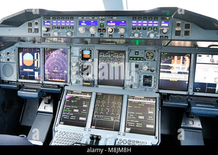 Anzeige im Cockpit, Cockpit, Panel, Switch, Sicherheit Schalter Tür, Radar, Transponder, Tür schauen, Kontrolle, Autopilot, Lufthansa, Airbus A380-800 Stockfoto