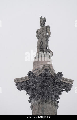 Eine unseasonable St. Patrick's Day am Morgen des 17. März 2018 Wenn ein Schneesturm in Westminster, London, England. Stockfoto