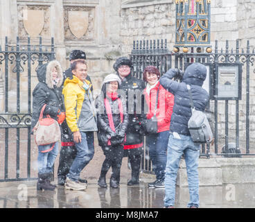 Eine unseasonable St. Patrick's Day am Morgen des 17. März 2018 Wenn ein Schneesturm in Westminster, London, England. Stockfoto