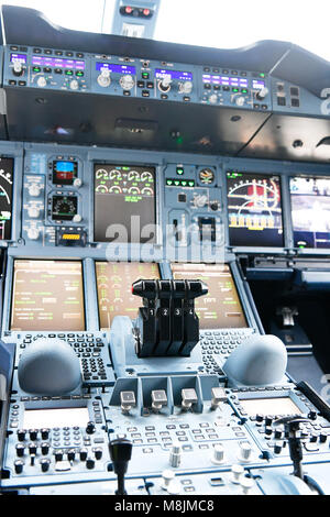 Anzeige im Cockpit, Cockpit, Panel, Switch, Sicherheit Schalter Tür, Radar, Transponder, Tür schauen, Kontrolle, Autopilot, Lufthansa, Airbus A380-800 Stockfoto