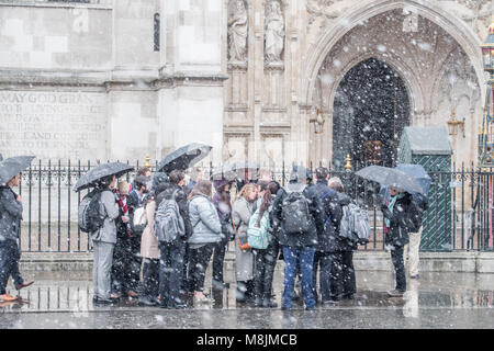 Eine unseasonable St. Patrick's Day am Morgen des 17. März 2018 Wenn ein Schneesturm in Westminster, London, England. Stockfoto