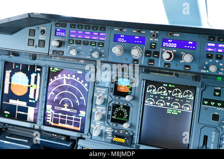 Anzeige im Cockpit, Cockpit, Panel, Switch, Sicherheit Schalter Tür, Radar, Transponder, Tür schauen, Kontrolle, Autopilot, Lufthansa, Airbus A380-800 Stockfoto