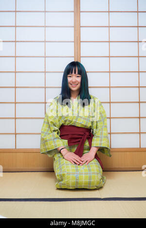 Junge Frau in einer Yukata eine traditionelle japanische Kleidung Stockfoto