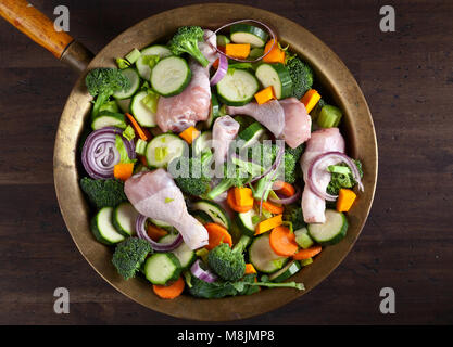 Geschnittenes frisches rohes Gemüse auf alten Holztisch, kopieren Sie Platz für Ihren Text, Ansicht von oben. Stockfoto