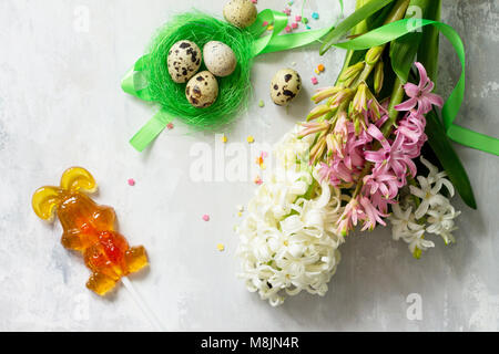 Weiß und rosa Hyazinthe Blumen, Frühling Blumen Hintergrund. Ansicht von oben flach Hintergrund. Ostern Konzept. Stockfoto