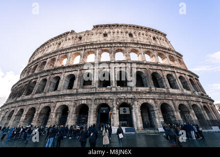 Rom, Italien, 07. MÄRZ 2018: Weitwinkelbild des Colosseo, beeindruckende Architektur in Rom, Italien Stockfoto