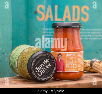 SWINDON, UK - 18. MÄRZ 2018: Zwei Gläser von Jamie Oliver Pesto, authentische italienische Zutaten Stockfoto
