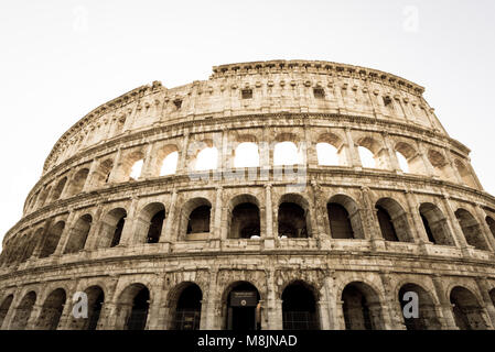 Weitwinkelbild des Colosseo, beeindruckende Architektur in Rom, Italien Stockfoto