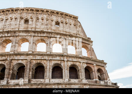 Weitwinkelbild des historischen Colosseo, beeindruckende Architektur in Rom, Italien Stockfoto