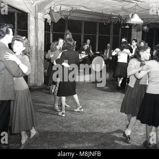 1950er Jahre, historische Bild, ein Tanz oder den Empfang durch den British Council statt neue ausländische Einwanderer in Großbritannien willkommen zu heißen und ihrer Kultur und Lebensweise zu zeigen. Stockfoto