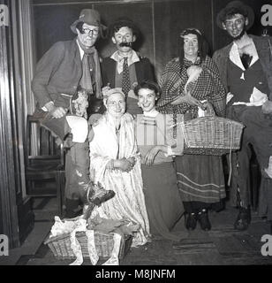 1950, historische, Gruppe von Menschen auf einer Party tragen eine Vielzahl von verschiedenen Fancy Dress Outfits oder Kostüme, England, UK. Stockfoto