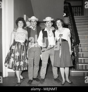 1950, historische, Leute auf einer Party tragen Fancy Dress Outfits ot Kostüme, England, UK. Stockfoto