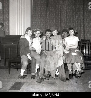 1950, historische, Gruppe von Menschen auf einer Party tragen eine Vielzahl von verschiedenen Fancy Dress Outfits oder Kostüme, England, UK. Stockfoto