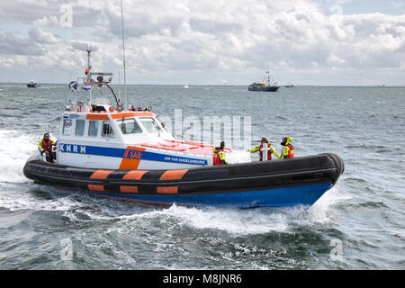 Die Rettungsboote und Crew Jan van Engelenburg der Royal Dutch Rescue Company (KNRM) Segeln auf der Oosterschelde in Zeeland Stockfoto