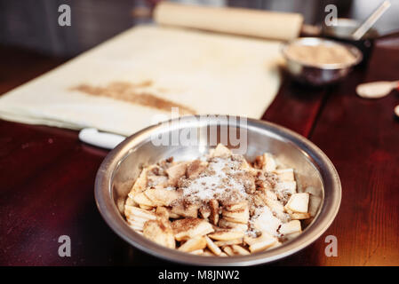 Apfelstrudel Zutaten auf hölzernen Küchentisch closeup, niemand. Hausgemachten süßen Dessert, Gebäck Vorbereitung Stockfoto