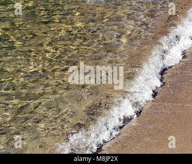 Soft wave auf sandigen Ufer rollen Stockfoto