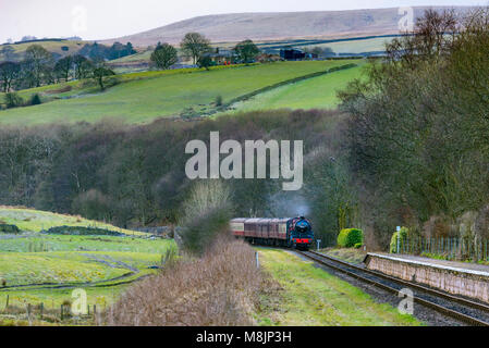 Die Mogul Dampflok die Krabbe abgebildet auf der East Lancashire Railway an Irwell Vale zu stoppen. Stockfoto