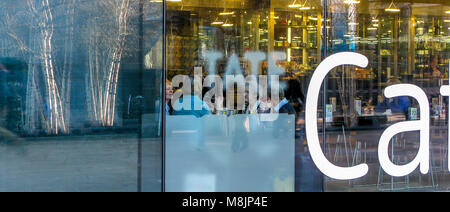 Spiegelungen der Bäume im Fenster des Tate Modern Cafe als Gruppe ihren Kaffee an der kunst-Galerie in der ehemaligen Bankside Power Station nehmen Stockfoto