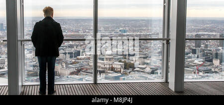 Eine einsame Figur Umfragen die schwindelerregende Aussicht über London von oben auf die Aussichtsplattform des Shard Stockfoto