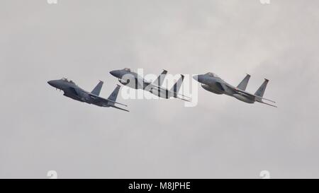 3 McDonnell Douglas F-15s die Teilnahme an den 70. Jahrestag flypast im Royal International Air Tattoo Stockfoto