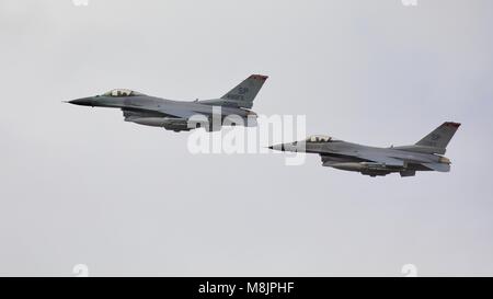 Ein paar der US Air Force Europe f-16 Fighting Falcons Durchführung ein Überflug am Royal International Air Tattoo Stockfoto