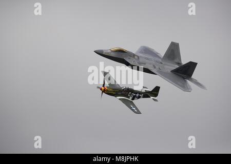 F-22 Raptor fighter Jet und P-51 Mustang der USAF Erbe Flug am 2017 Royal International Air Tattoo Stockfoto