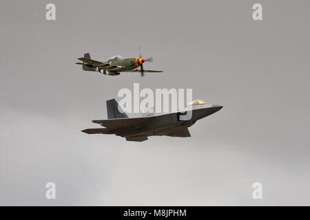 F-22 Raptor fighter Jet und P-51 Mustang der USAF Erbe Flug am 2017 Royal International Air Tattoo Stockfoto
