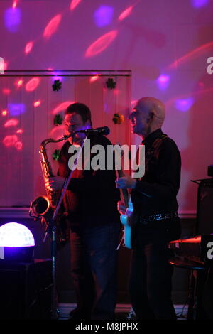 Die unbarmherzige Brüder & Joe Green Saxophonist live Musik Konzert in Elsenham, Essex, Großbritannien. 17. März 2018. Stockfoto