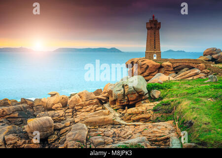 Atemberaubenden Sonnenuntergang mit Leuchtturm Ploumanach bedeuten Ruz in Perros-Guirec auf rosa Granit Küste, Bretagne, Frankreich, Europa Stockfoto