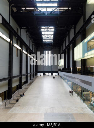 London, Großbritannien - 2 May 2017: Suchen in "Die Turbine Hall", dem Hauptgebäude von der Tate Modern (' Tate Gallery für moderne Kunst"), einer der größten Sammlung der Welt für moderne Kunst, innen in der ehemaligen London Bankside Power Station entfernt. Stockfoto