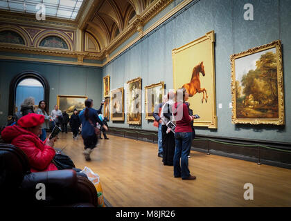 London, Großbritannien - 30 Dez 2017: Besucher des Londoner National Gallery beobachten George Stubbs' berühmten Öl Gemälde "Whistlejacket". Stockfoto