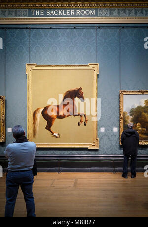 London, Großbritannien - 30 Dez 2017: Besucher des Londoner National Gallery beobachten George Stubbs' berühmten Öl Gemälde "Whistlejacket". Stockfoto