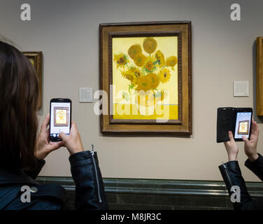 London, Großbritannien - 1 May 2017: Besucher der Londoner National Gallery werden über ihre Smartphones Bilder von Vincent van Gogh's Öl Malerei unflowers', eines der bekanntesten Exponate des Museums. Stockfoto