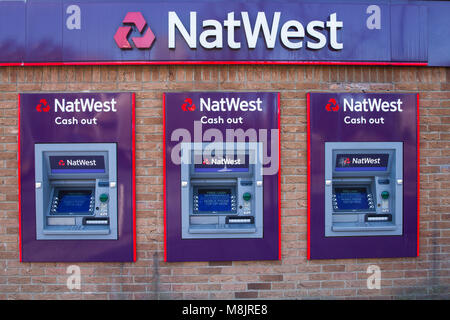 Eine Reihe von Nat West Bank, Geldautomaten oder Geldautomaten in Peterborough, Großbritannien Stockfoto