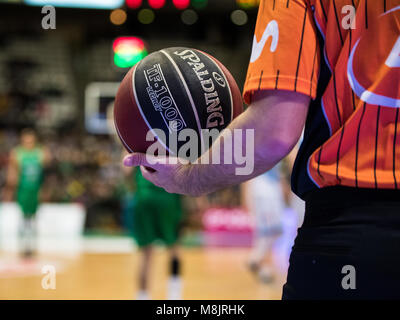 Badalona, Spanien. 17 Mär, 2018. 17. März 2018; Schiedsrichter mit der Offizielle Ball während des 2017/2018 Liga ACB endesa Runde 23 Spiel zwischen Divina Joventut und Monbus Obradoiro im pabellon Olimpico de Badalona am 17. März 2018 in Barcelona, Spanien. Credit: Ukko Images/Pacific Press/Alamy leben Nachrichten Stockfoto