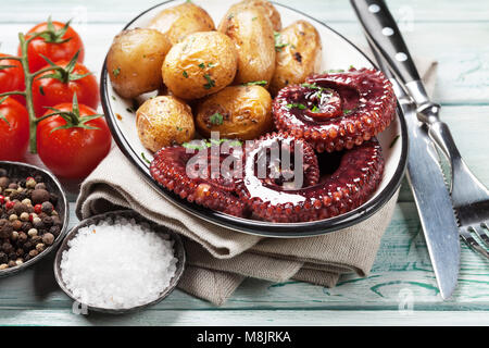 Gegrillter Tintenfisch mit kleinen Kartoffeln mit Kräutern und Gewürzen Stockfoto