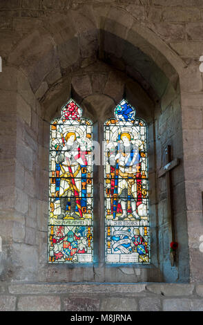 Glasmalerei von zwei Leuchten, die auf der linken Sir Galahad, auf der rechten Seite ist Sir Bors. Holme Lacy Herefordshire UK Stockfoto