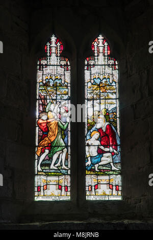 Glasmalereien der Darstellung der Gute Samariter von Edward Frampton. saint Cuthbert Kirche Holme Lacy Herefordshire UK. März 2018 Stockfoto