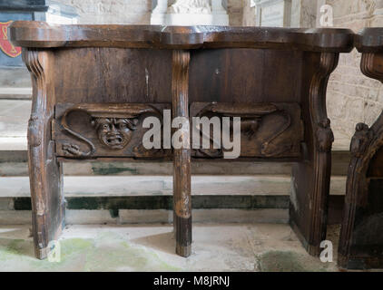 Stände und misericords mit Kopf und Hund Schnitzereien. St. Cuthbert Kirche Holme Lacy Herefordshire UK. März 2018 Stockfoto