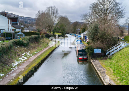 Govilon Wharf auf dem gefrorenen Monmouthshire und Brecon Canal in der Nähe der A 465 Köpfe der Valley Road. Abergavenny Wales UK. März 2018. Stockfoto